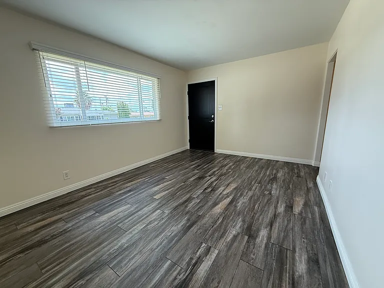 323 Bond St — Photo 4