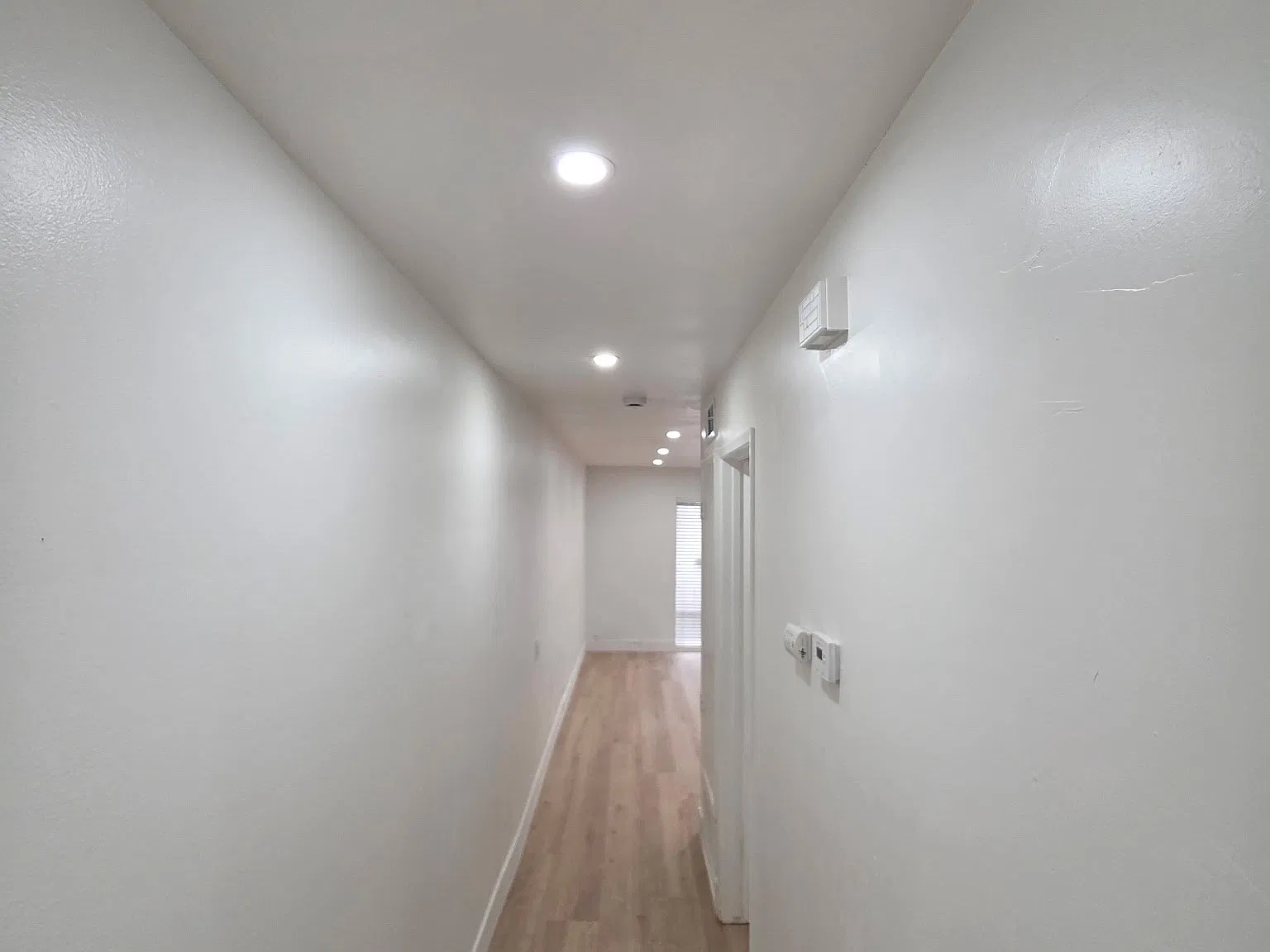708 Woodside Ln E — Photo 2
