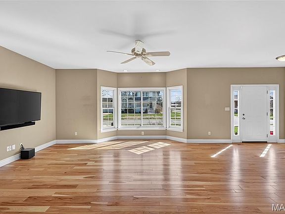 5th image of 1221 Ruth Dr