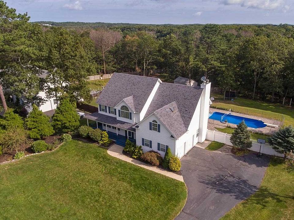1st image of 7 Crest Hollow Ln