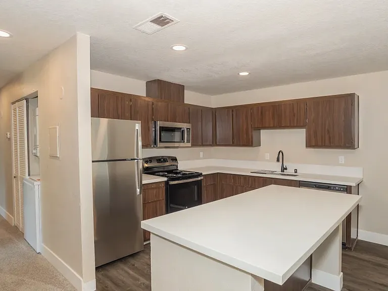 El Macero Apartments — Photo 13