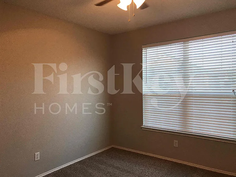 429 W Clover Park Dr — Photo 17