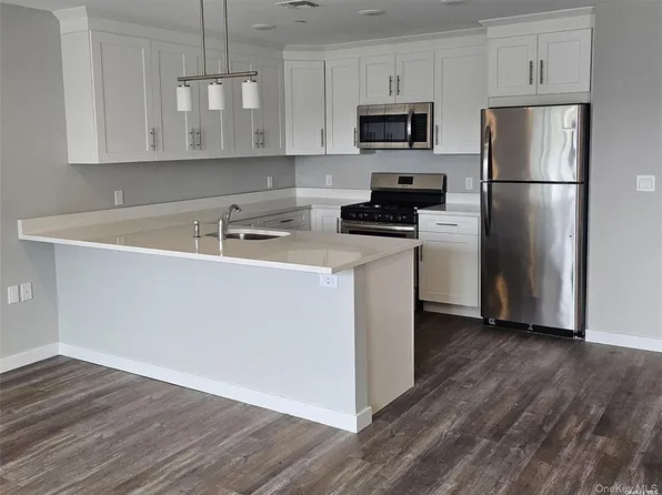 221 Eastview Dr, Central Islip, NY