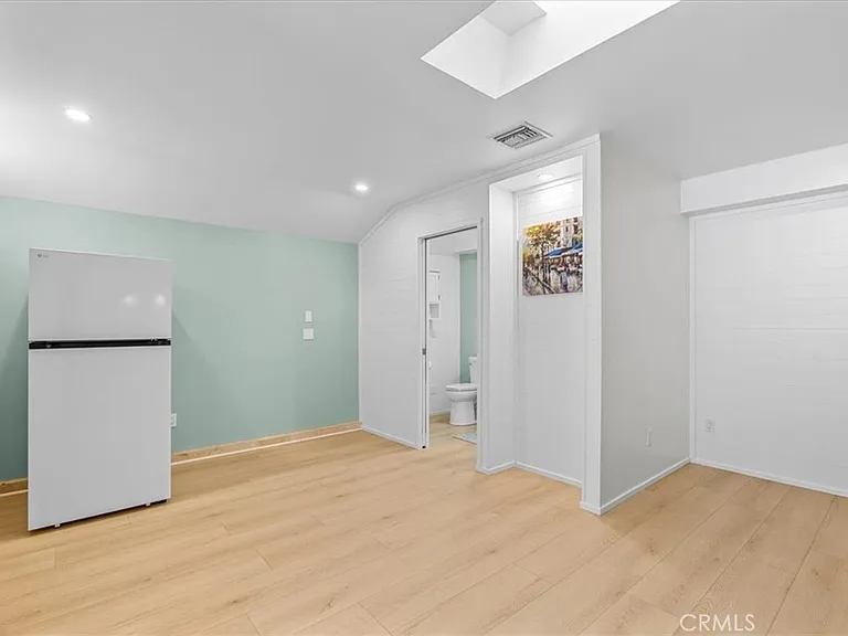 1031 E Tujunga Ave #A — Photo 18