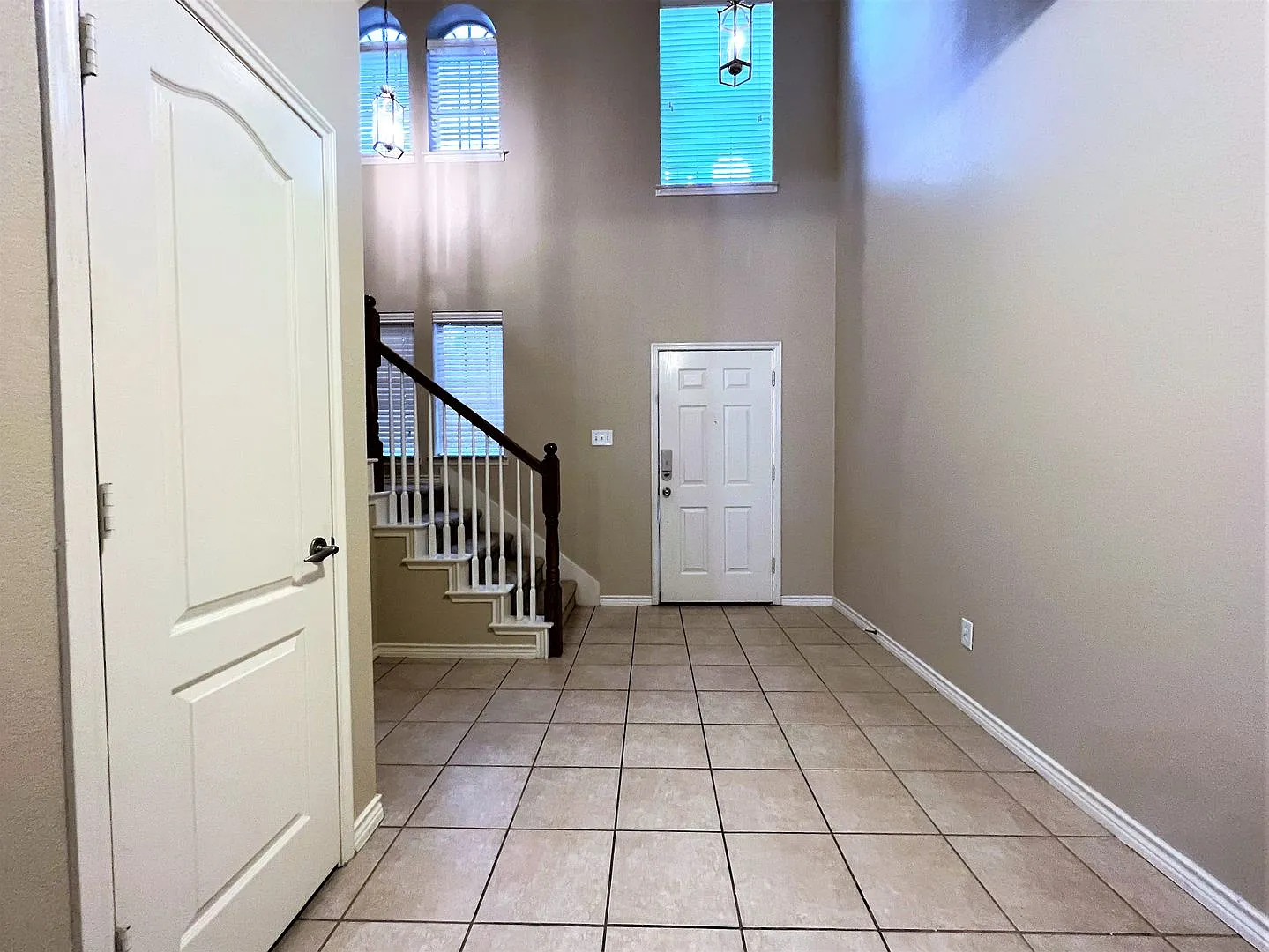 Beautiful coastal design 4 bedroom, 2.5 bath home — Photo 4