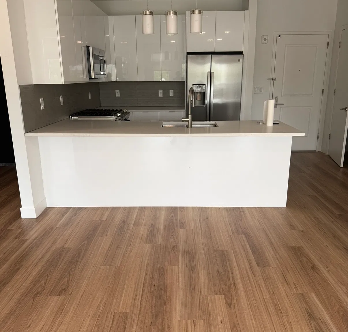 2 bed, 1011 sqft, $3,400 — Photo 2