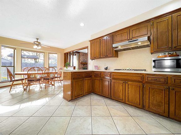 5th image of 2612 Summer Field Ave