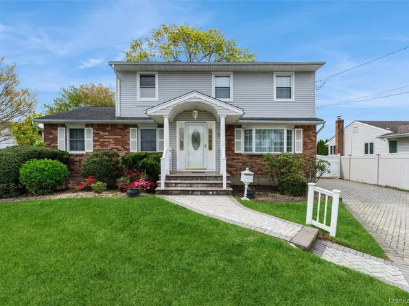 2 2nd Avenue, Farmingdale, NY 11735