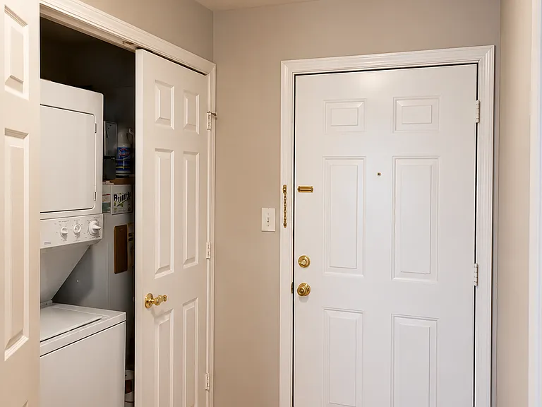 Foyer/Laundry