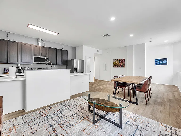 830 S Farmer Ave — Photo 3