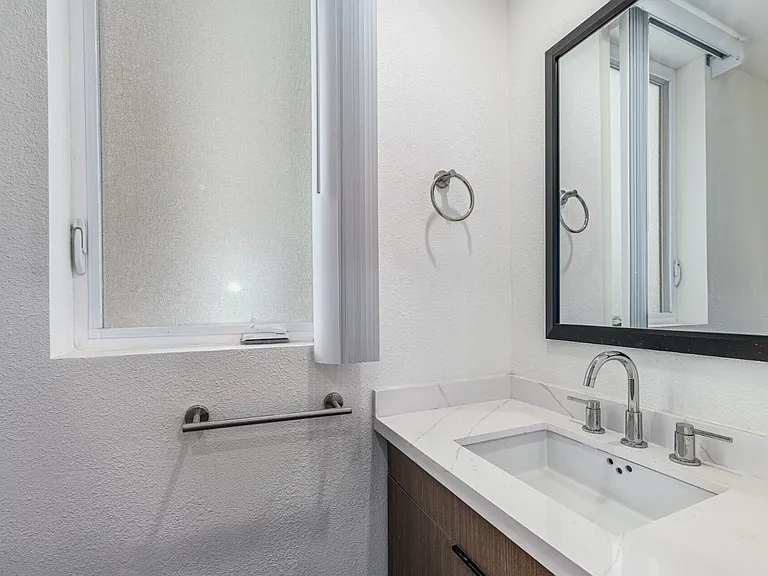 900 N Ardmore Ave Property — Photo 14