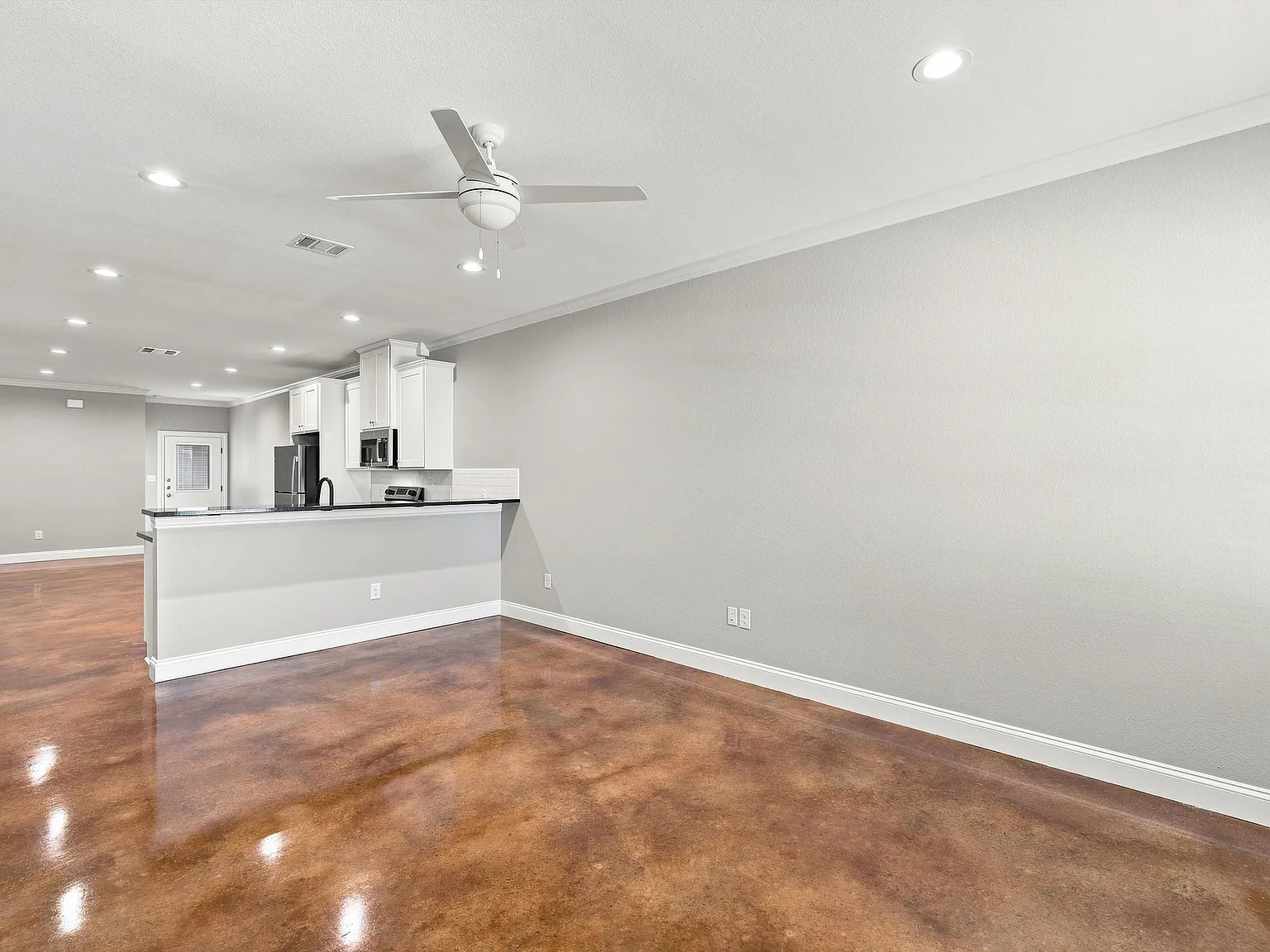 3 bed, 1608 sqft, $2,195 — Photo 3