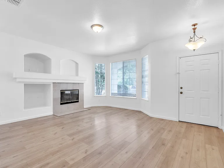 1909 Lindsay Dr — Photo 2