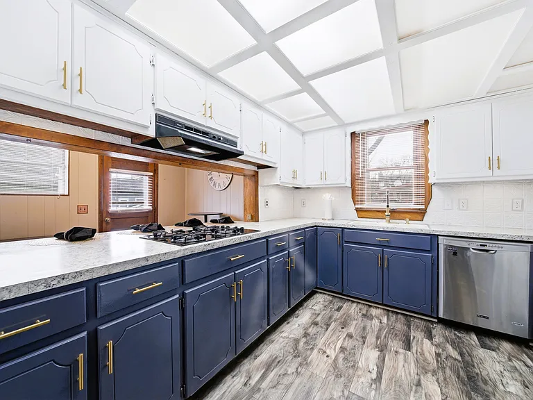 411 N Oak Ave — Photo 16
