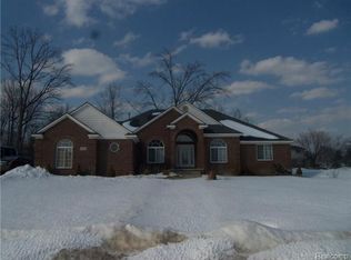 9560 Crown Ridge Dr, White Lake, MI