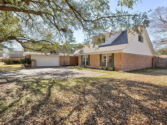 2nd image of 2005 Surrey Ln