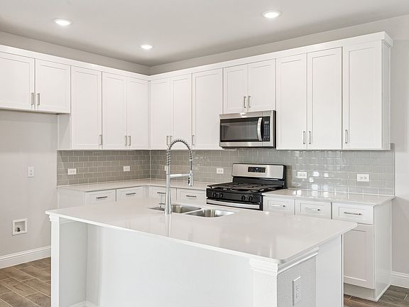 4th image of 720 Palazzo Pl