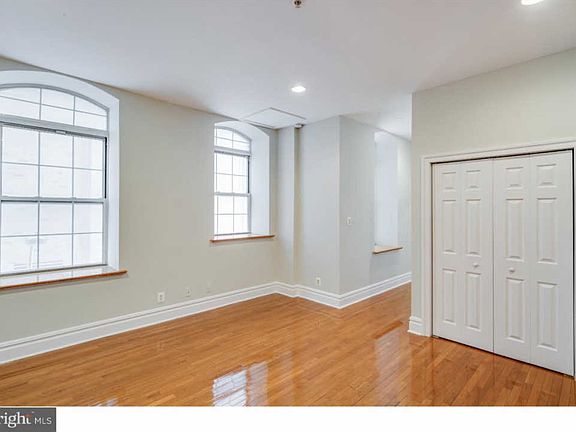 4th image of 926-28 Race St #3C