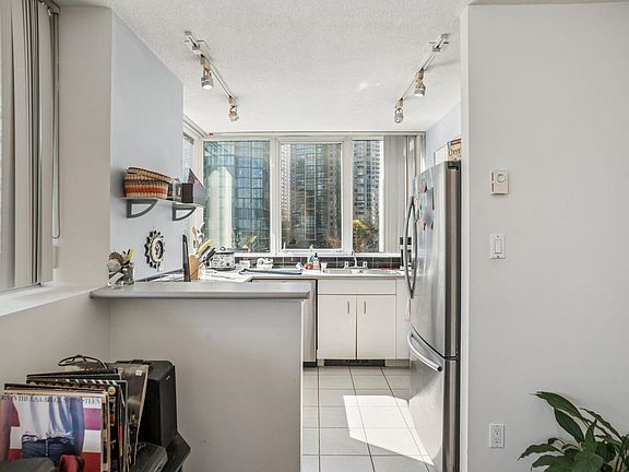 3rd image of 588 Broughton St #906