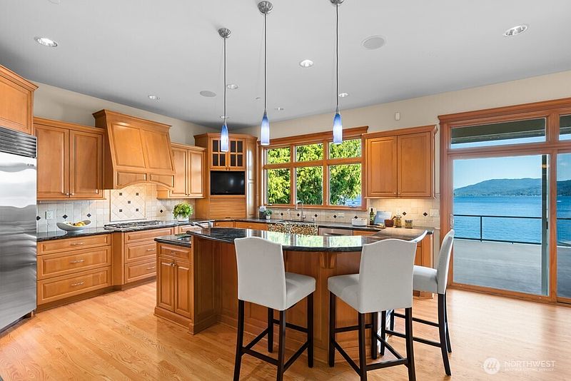 5th image of 454 W Lake Sammamish Parkway NE