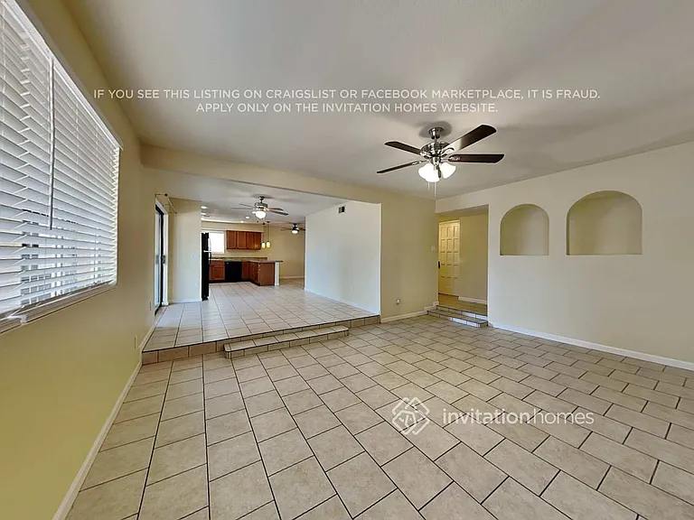 2911 W Laurel Ln — Photo 3
