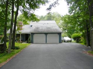 8 Southbury Rd, Clifton Park, NY 12065