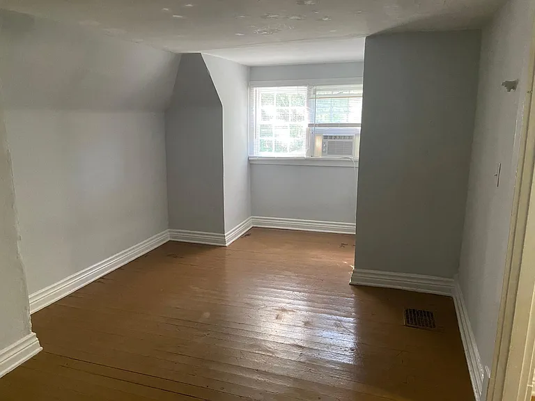 454 Ashland Ter — Photo 2