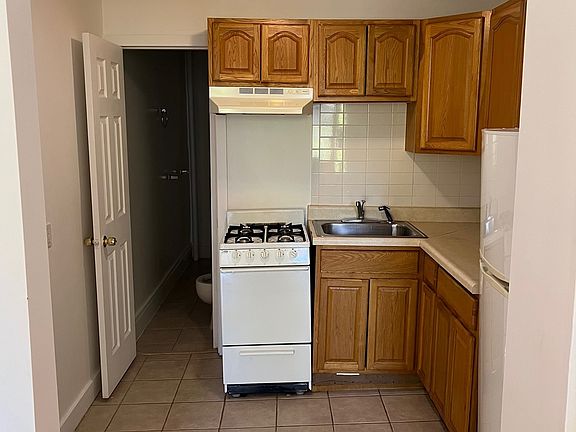 5th image of 242 E 79th St APT 3A