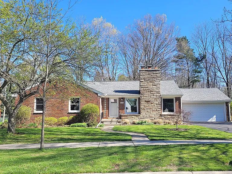 1st image of 604 N Dr W