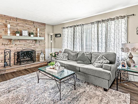 5th image of 23156 Acacia Pl