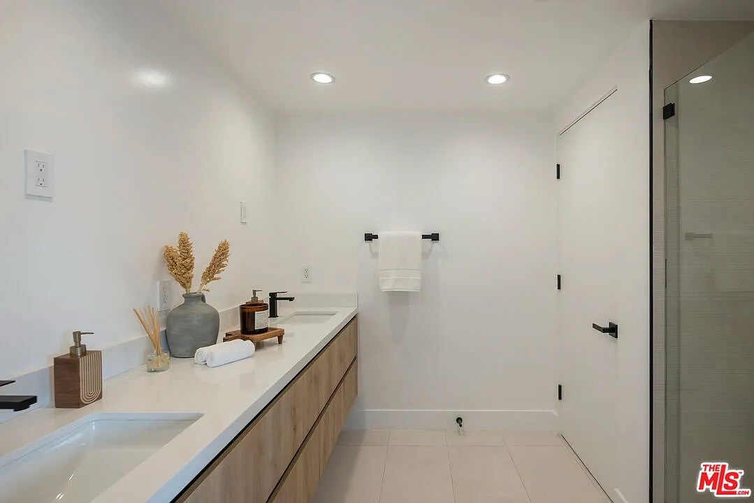4 bed, 4.5 bath, 2651 sqft, $8,000 — Photo 3