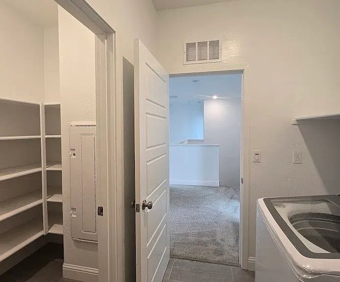 2320 S Claremont Ave — Photo 24
