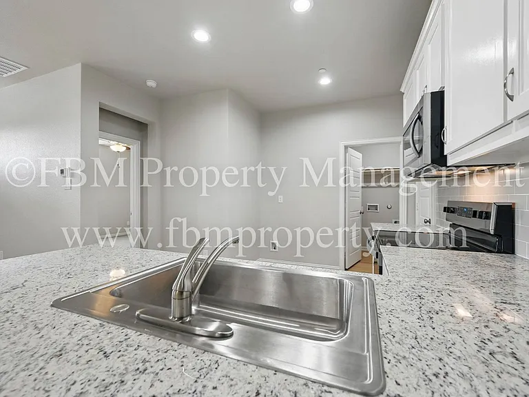 2120 Dena Dr — Photo 12