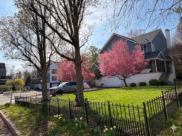 501 Haverford Ct — Photo 2