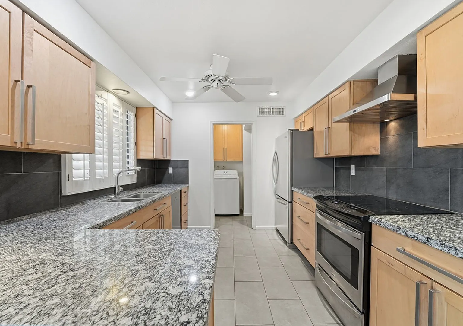 Welcome to this beautiful 4-bedroom, 3-bathroom home with a sparking pool in Tempe Arizona! — Photo 4