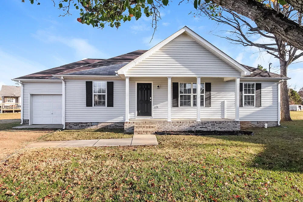 3 bed, 2.0 bath, 1260 sqft, $1,955 — Photo 1