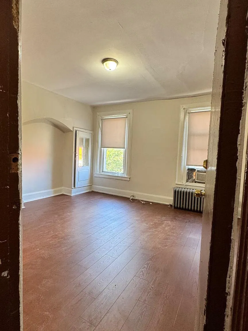 2 bed, 1.0 bath, 2556 sqft, $1,100 — Photo 2