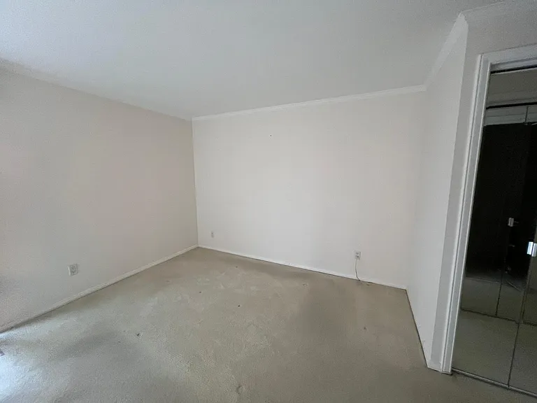 11108 NE 68th St #428 — Photo 8