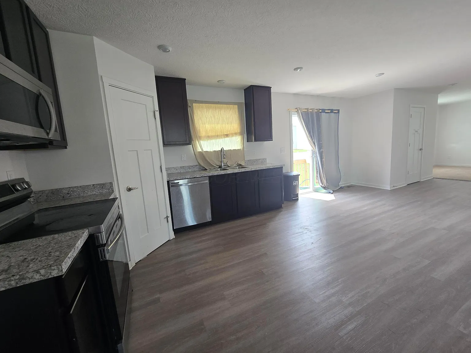4 bed, 2.5 bath, 1986 sqft, $2,600 — Photo 2