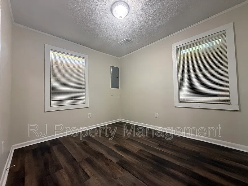 3 bed, 1.0 bath, 739 sqft, $1,095 — Photo 4