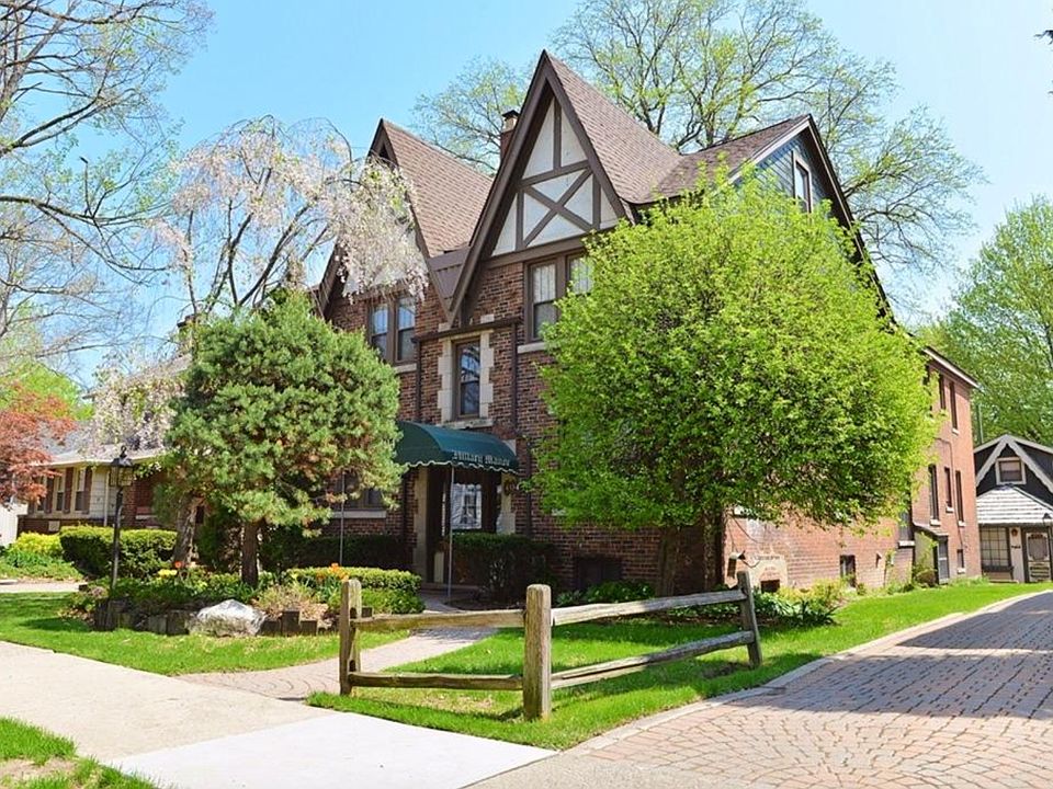 Hillary Manor