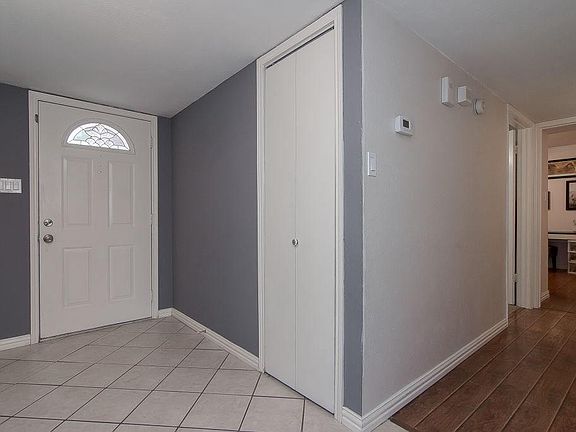3rd image of 861 Warwick Dr