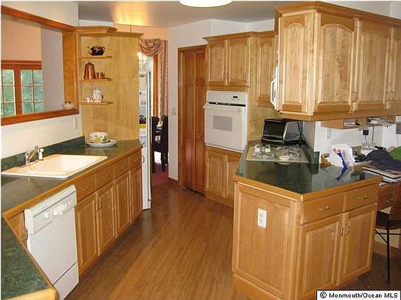 4th image of 155 Doria Ave