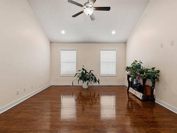 4th image of 441 Fairbanks Ave