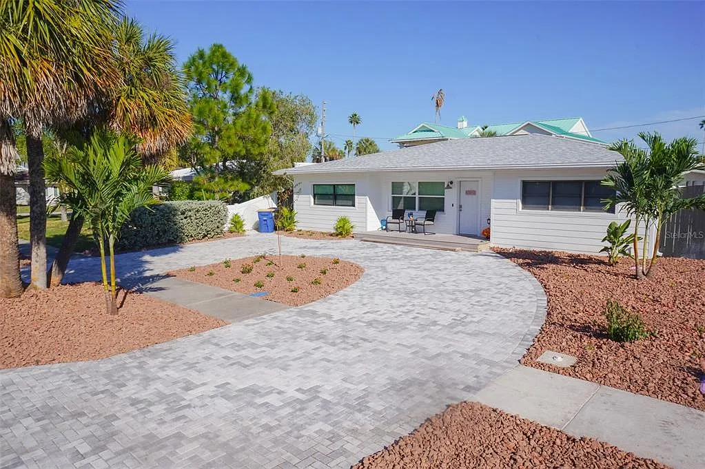 3 bed, 3.0 bath, 2056 sqft, $6,000 — Photo 1