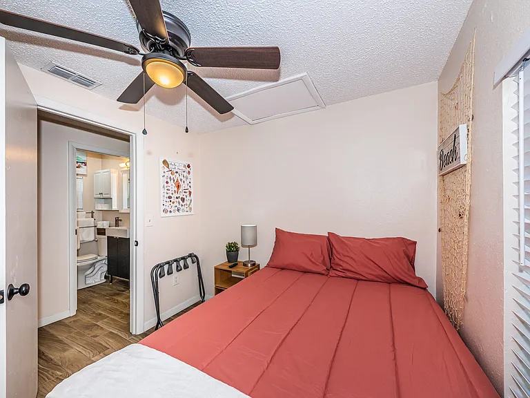 918 Hawkins St — Photo 21
