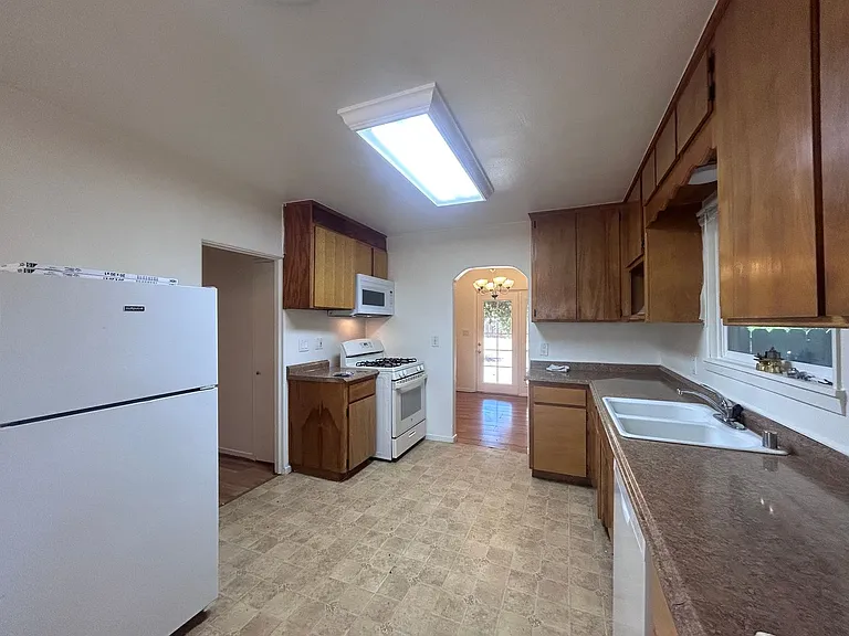 720 E Lassen Ave — Photo 6
