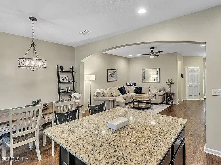 361 Richmond Dr — Photo 3