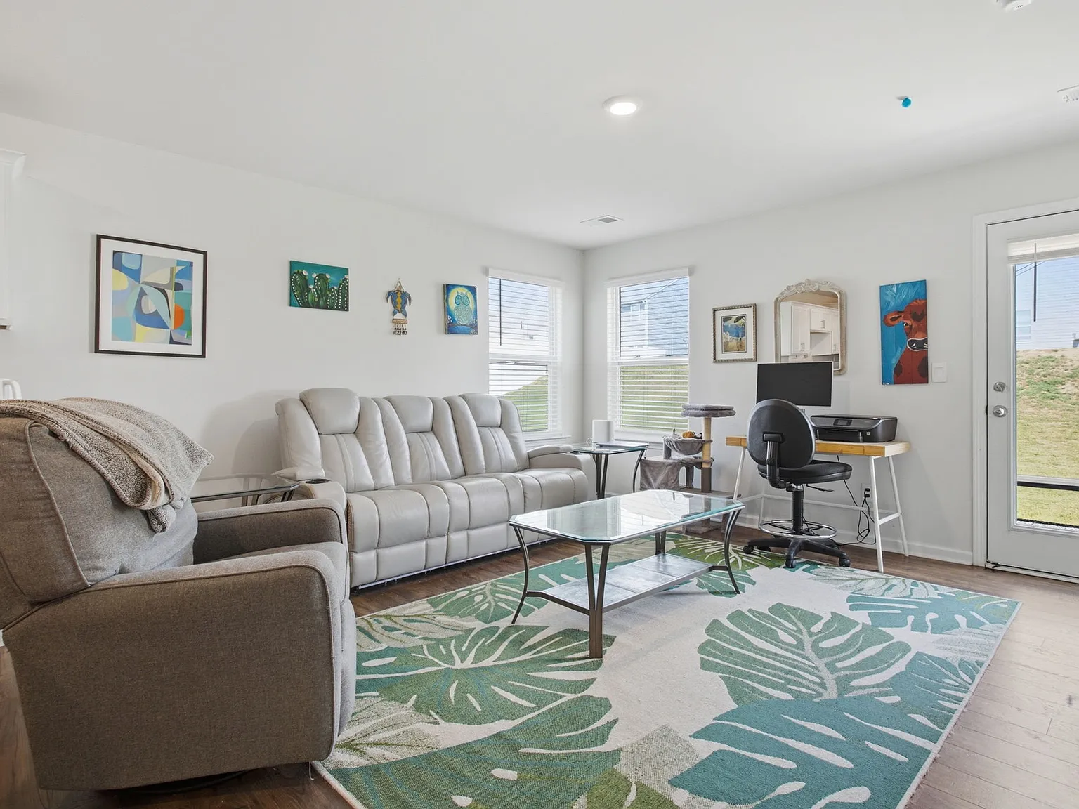 3 bed, 1183 sqft, $2,050 — Photo 3