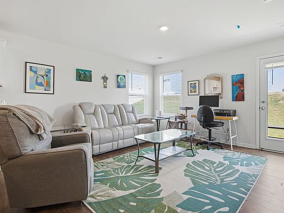 3rd image of 216 Boxbury Way